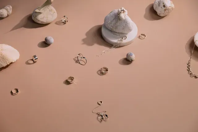 Er liggen veel verschillende soorten sieraden op tafel.