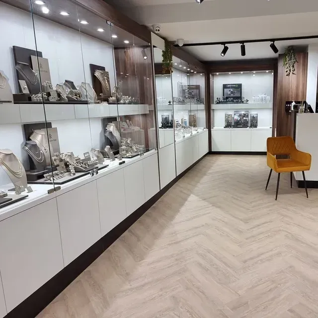 Een winkel vol met veel sieraden en een stoel