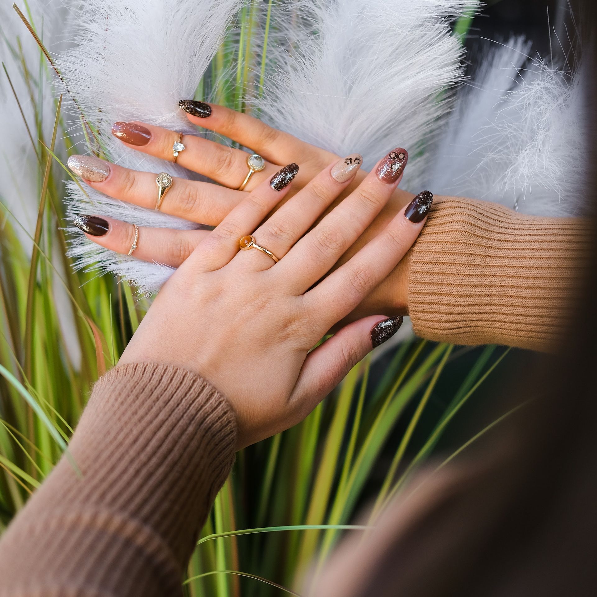 Een close-up van de handen van een vrouw met ringen eraan