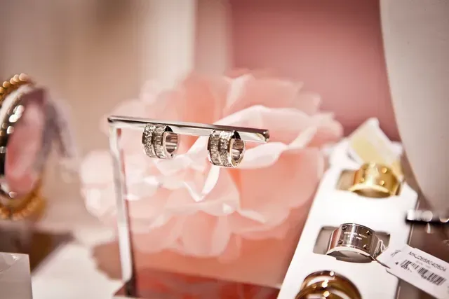 Op een tafel liggen een paar oorbellen en een paar ringen uitgestald.