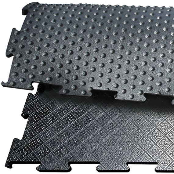 Tapis de sol en caoutchouc noir emboîtables avec surfaces texturées pour revêtement de sol de salle de sport ou d'aire de jeux.