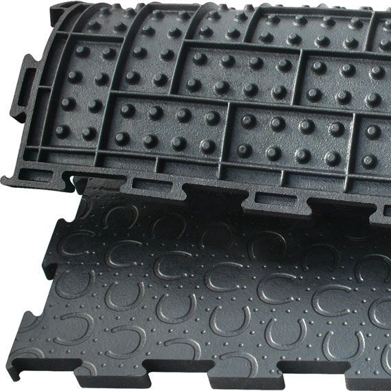 Dalles de sol en caoutchouc noir emboîtables avec surfaces texturées et bords connecteurs.