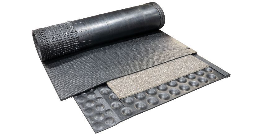 Couches de feuilles de membrane de drainage noires; roulées, avec des surfaces texturées et alvéolées.