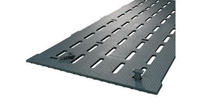 Tapis de sol gris foncé emboîtable avec drainage à fentes pour environnement humide.
