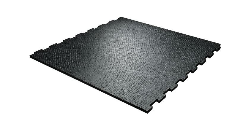 Dalle de sol en caoutchouc noir emboîtable.