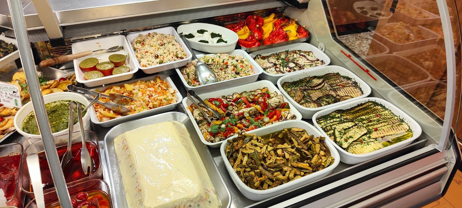 Una vetrina piena di tantissimi tipi diversi di cibo.
