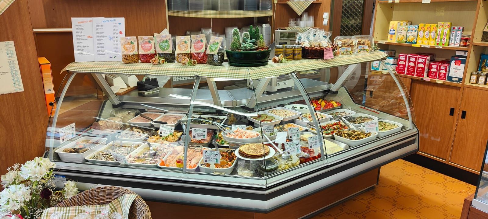 Una vetrina piena di cibo in un negozio.