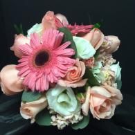 pink and peach rose and daisy bouquet