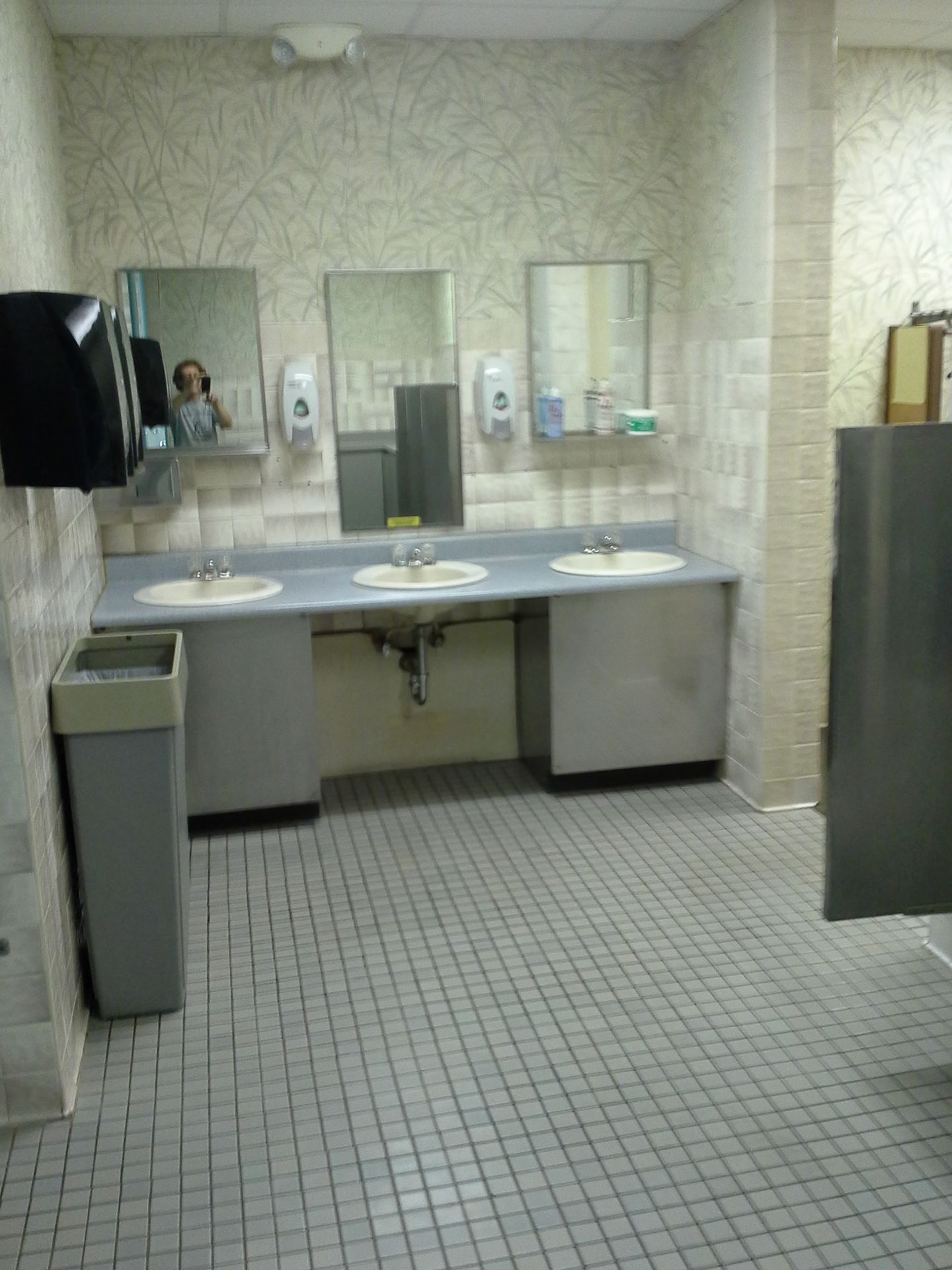 commercial bathroom cleaning