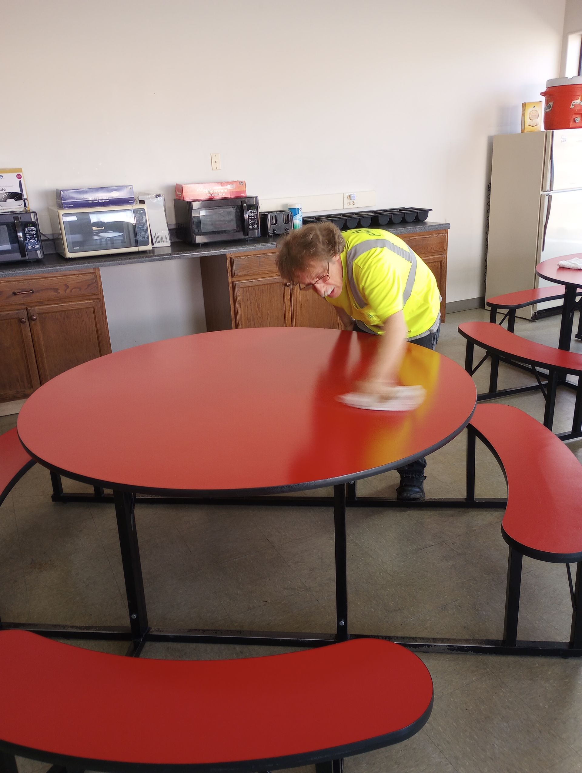 janitor polishing table