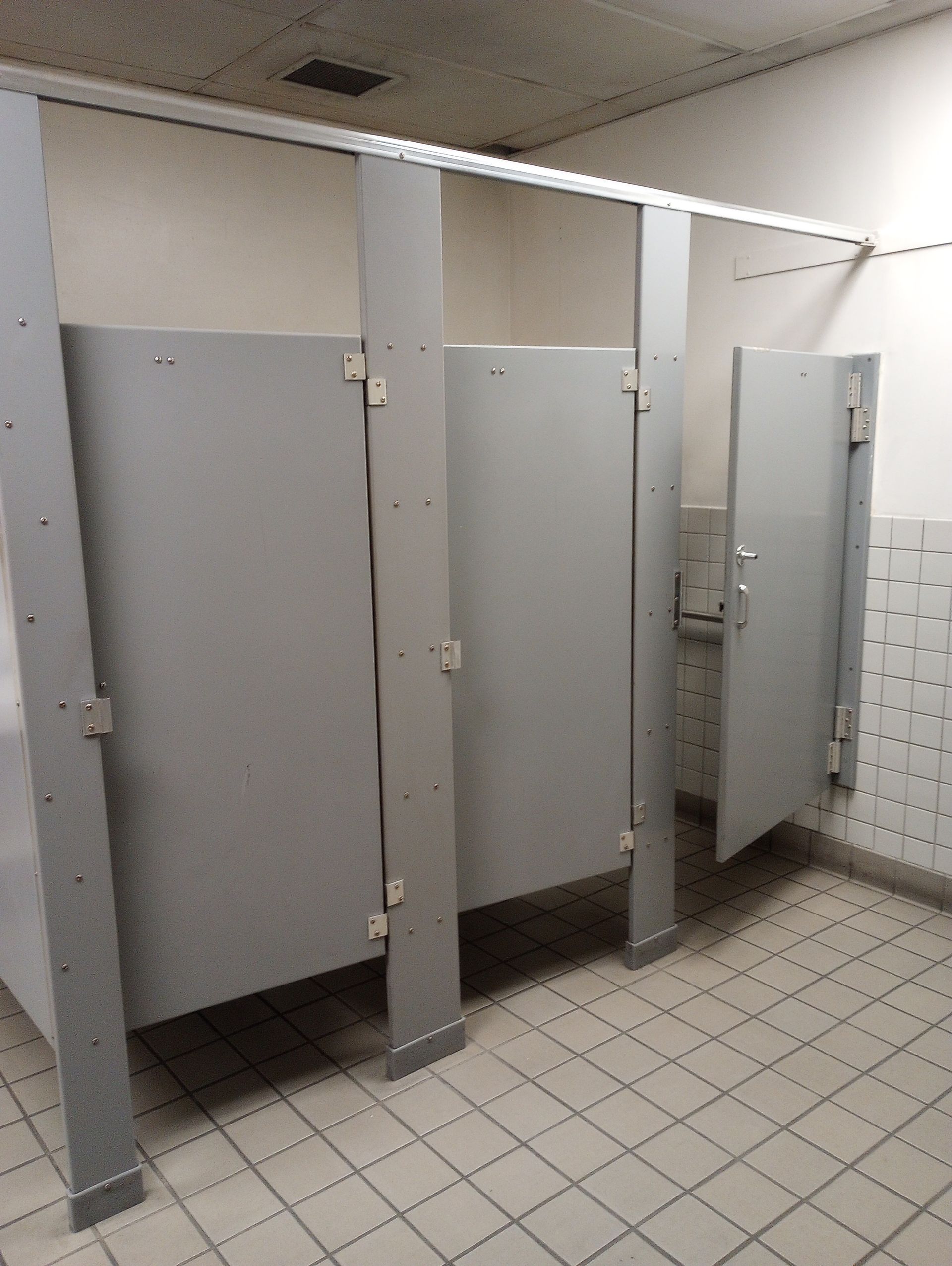 commercial bathroom cleaning