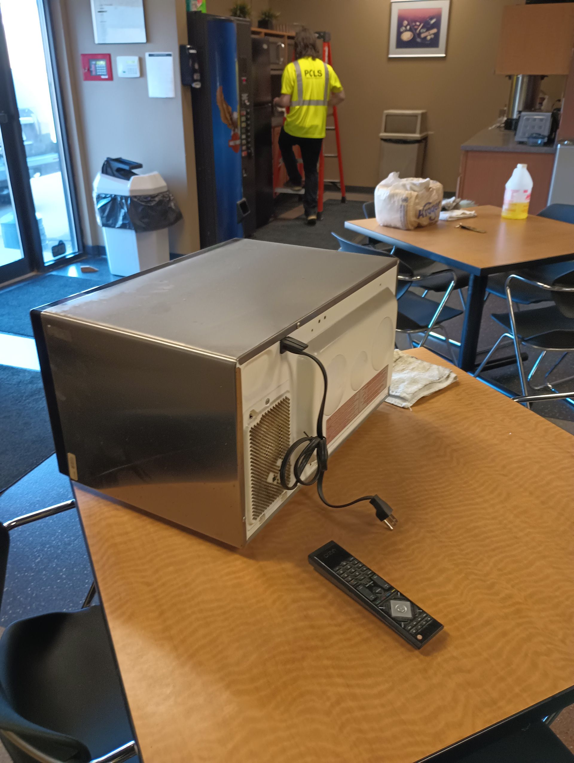 cleaning crew cleaning break room0