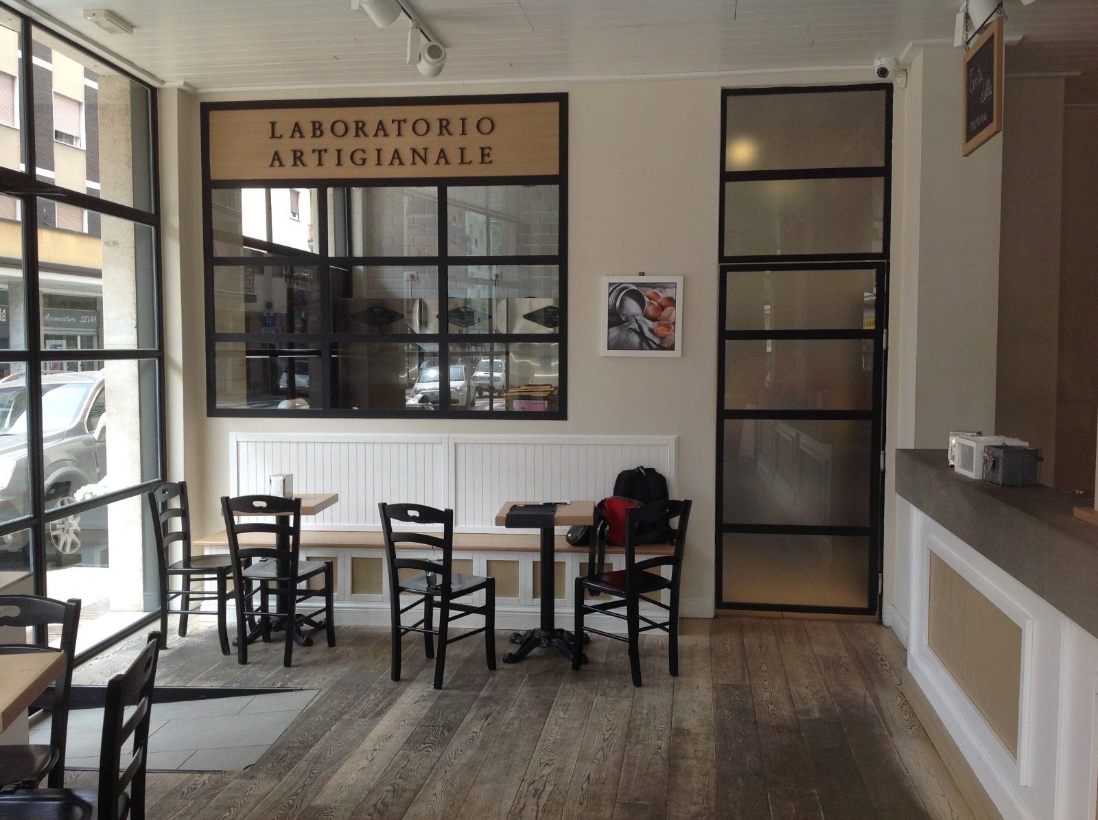 Interno della gelateria