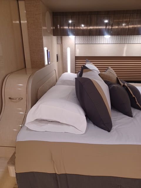 entertainer coach lease