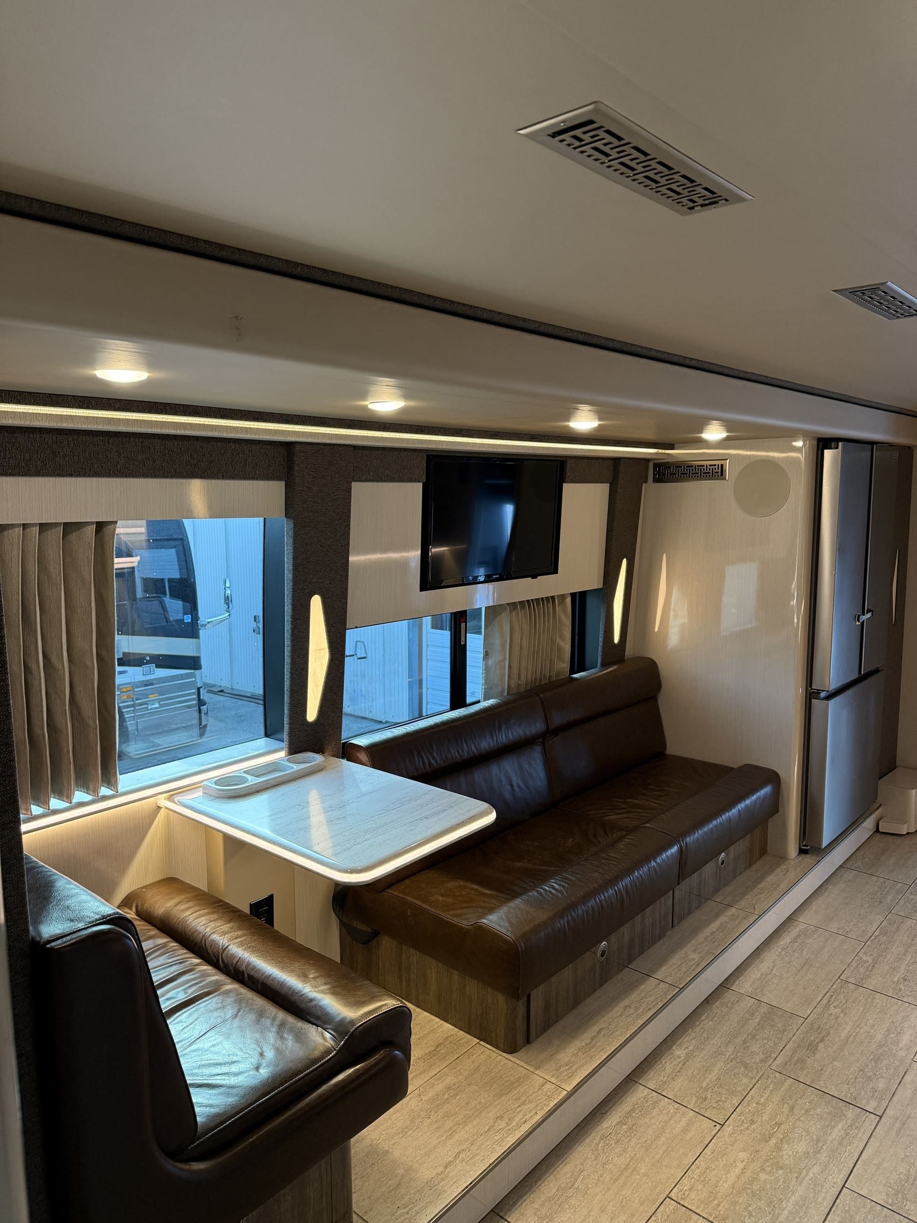 Coach 21 | Luxury Executive & Tour Coach Rental