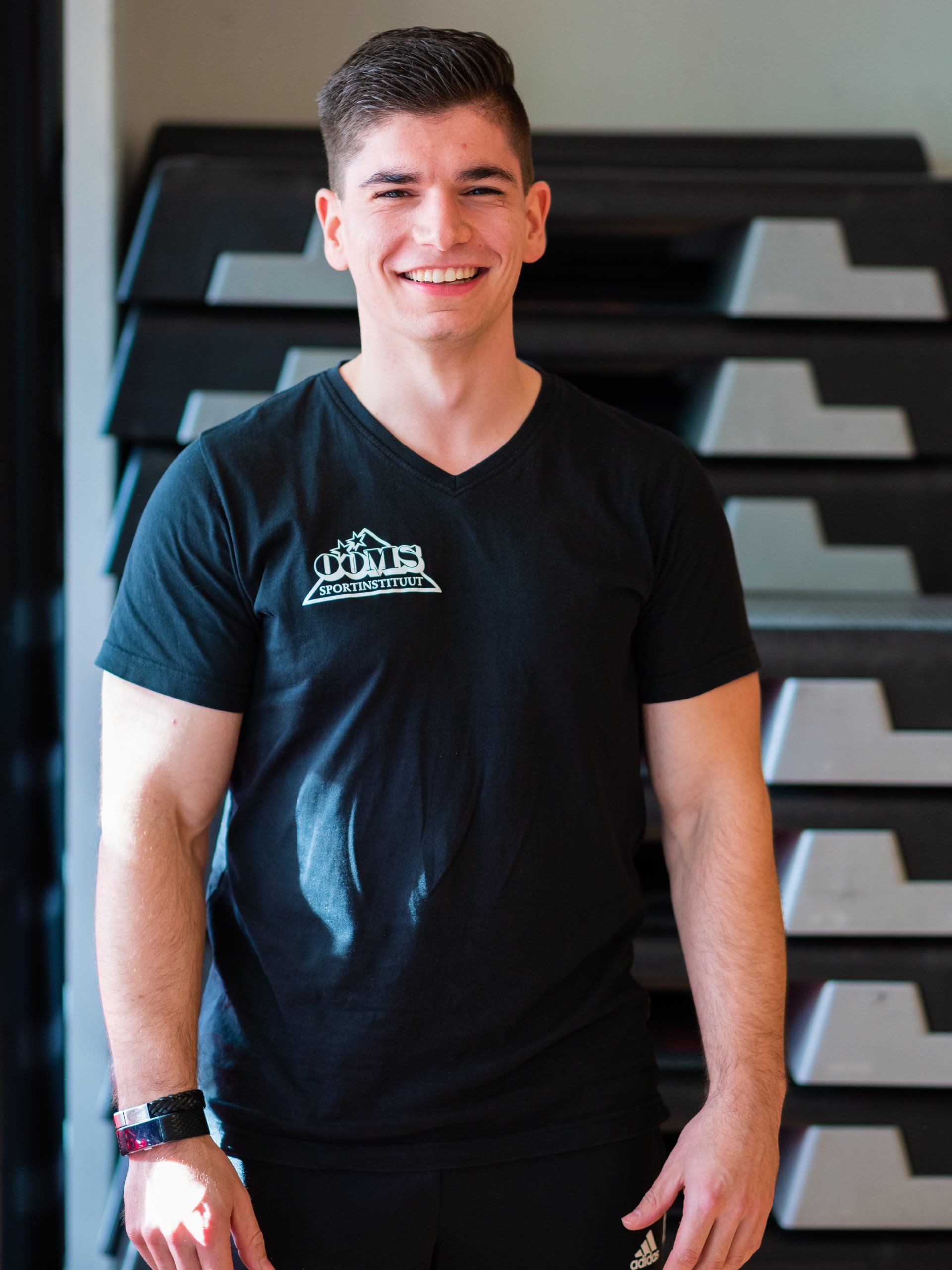 Een man draagt ​​een zwart shirt met een kroon erop