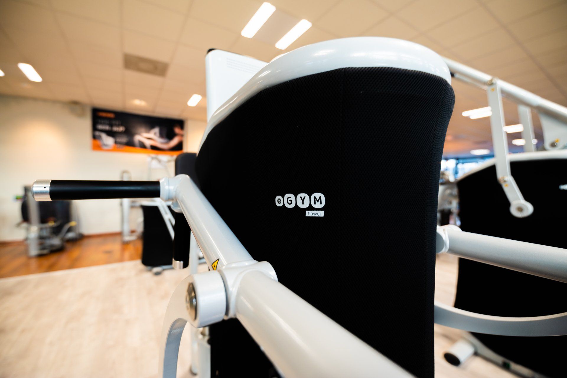 Een close-up van een machine in een sportschool met het nummer 0000 erop