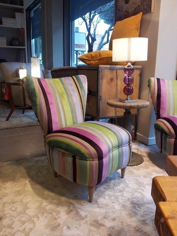 Poltrona imbottita a righe colorate