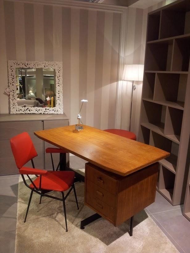 Scrivania con sedia rossa