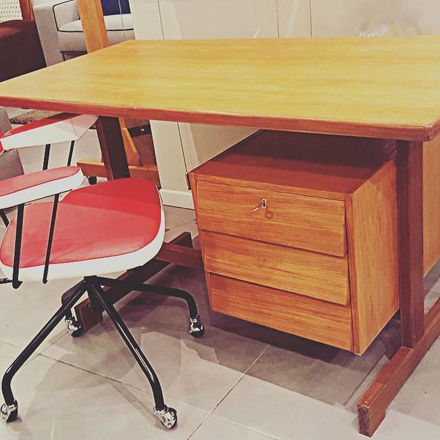 Scrivania con cassetti