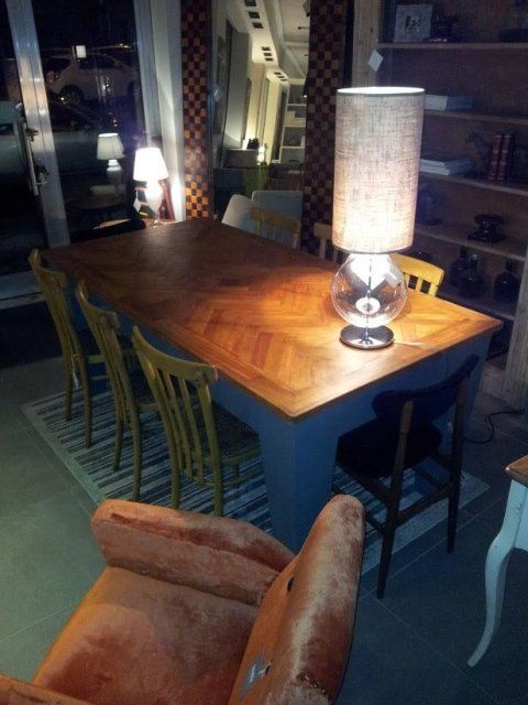 Scrivania con lampada