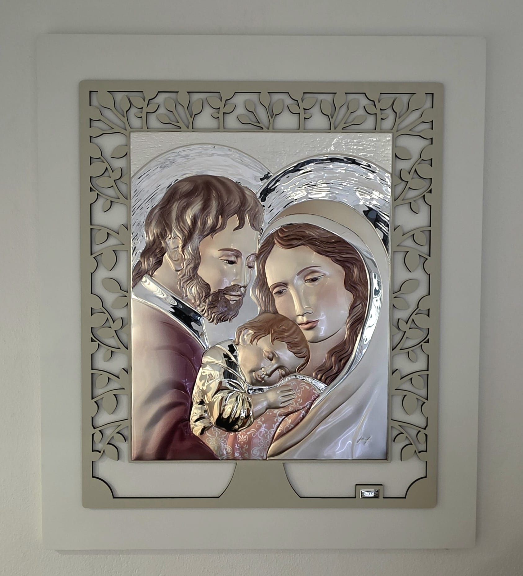 Opera raffigurante la Sacra Famiglia in una cornice decorativa.