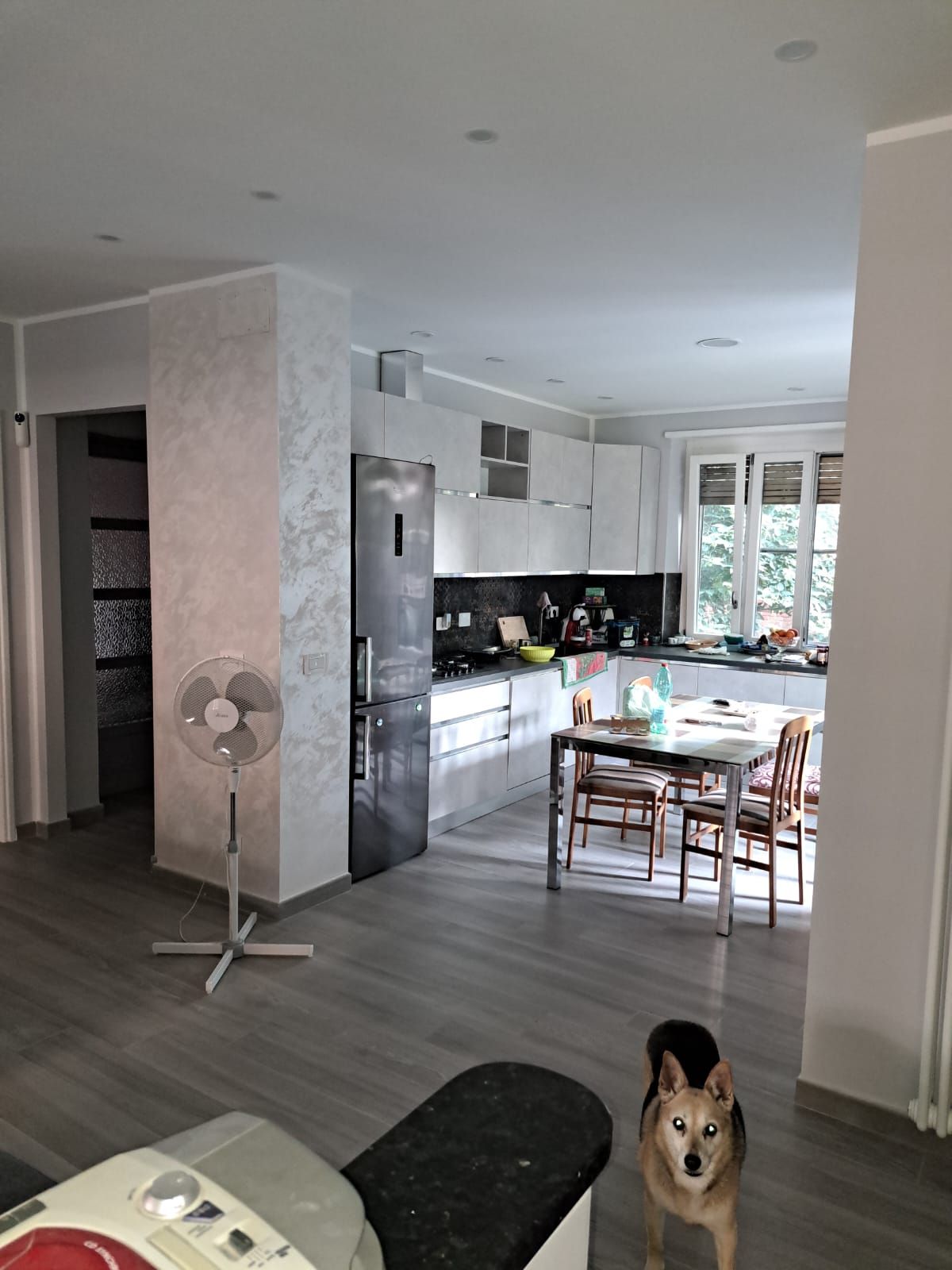 open space realizzato con accesso diretto alla cucina