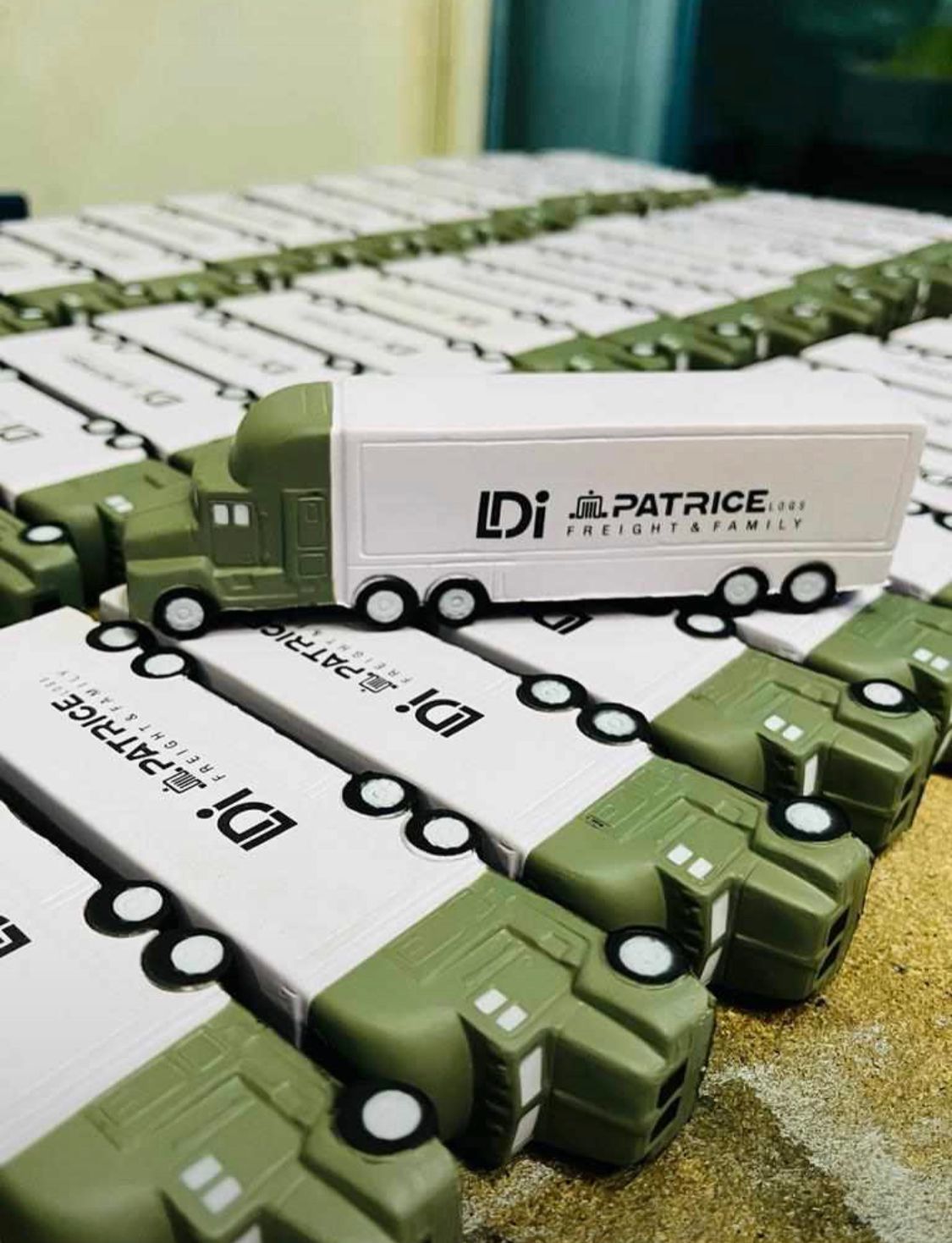 Unidades USB con forma de camión, de color blanco y verde, con el logotipo 