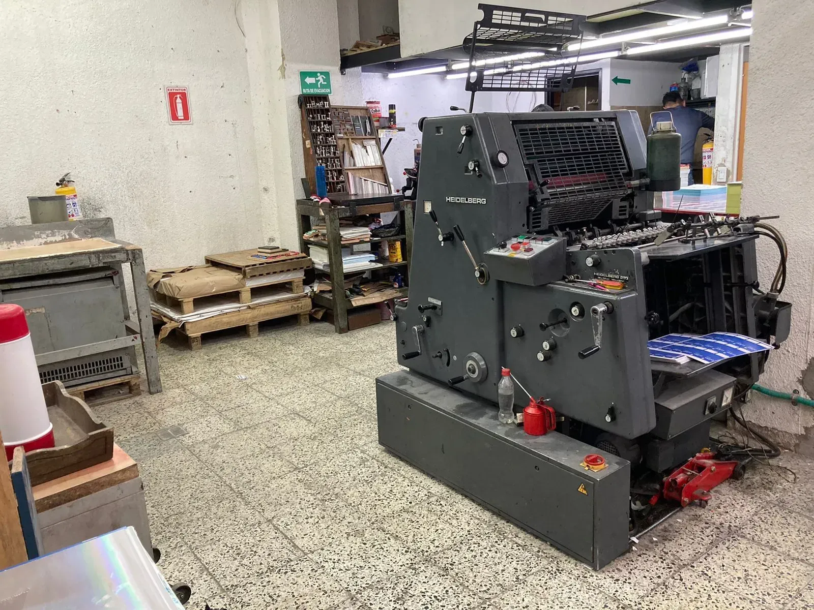 Imprenta en un entorno de taller desordenado.