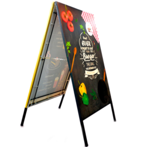 Letrero en forma de A de color amarillo y negro que anuncia 