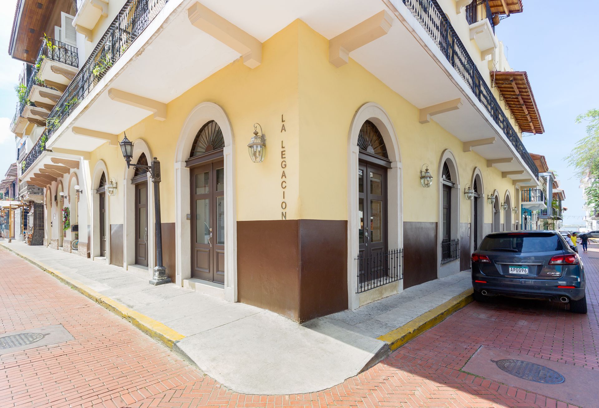 Un coche está aparcado en la esquina de un edificio.