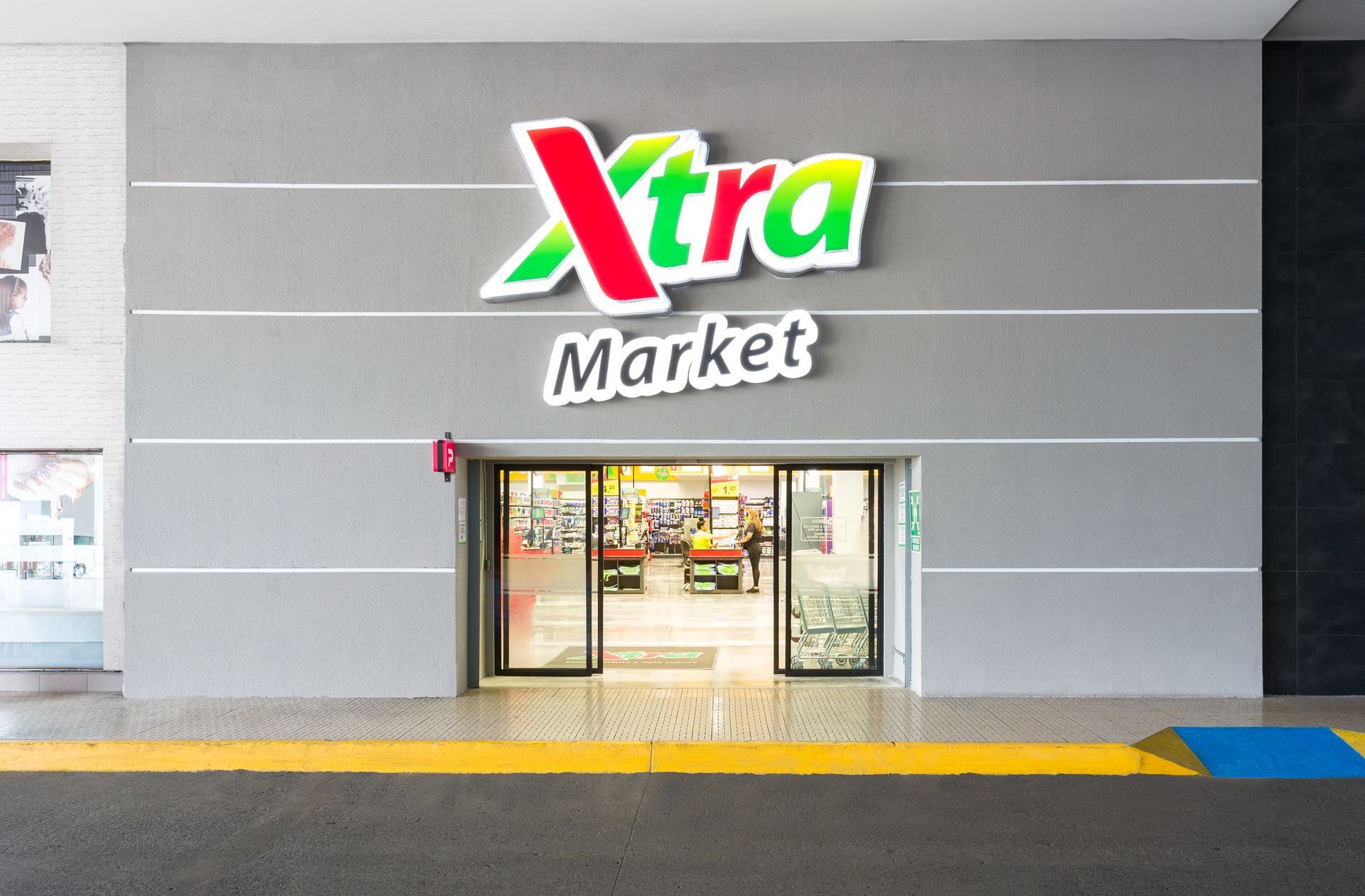 El frente de una tienda llamada Xtra Market