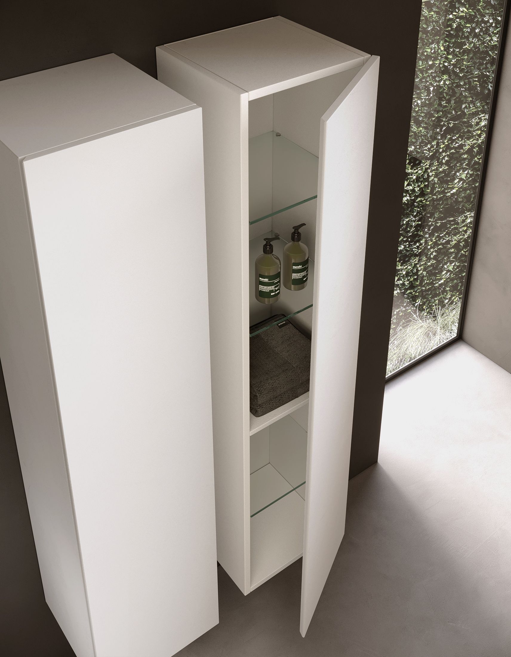 Bagno moderno con mobile lavabo sospeso in legno, ampia finestra, vasca indipendente e tappeto.