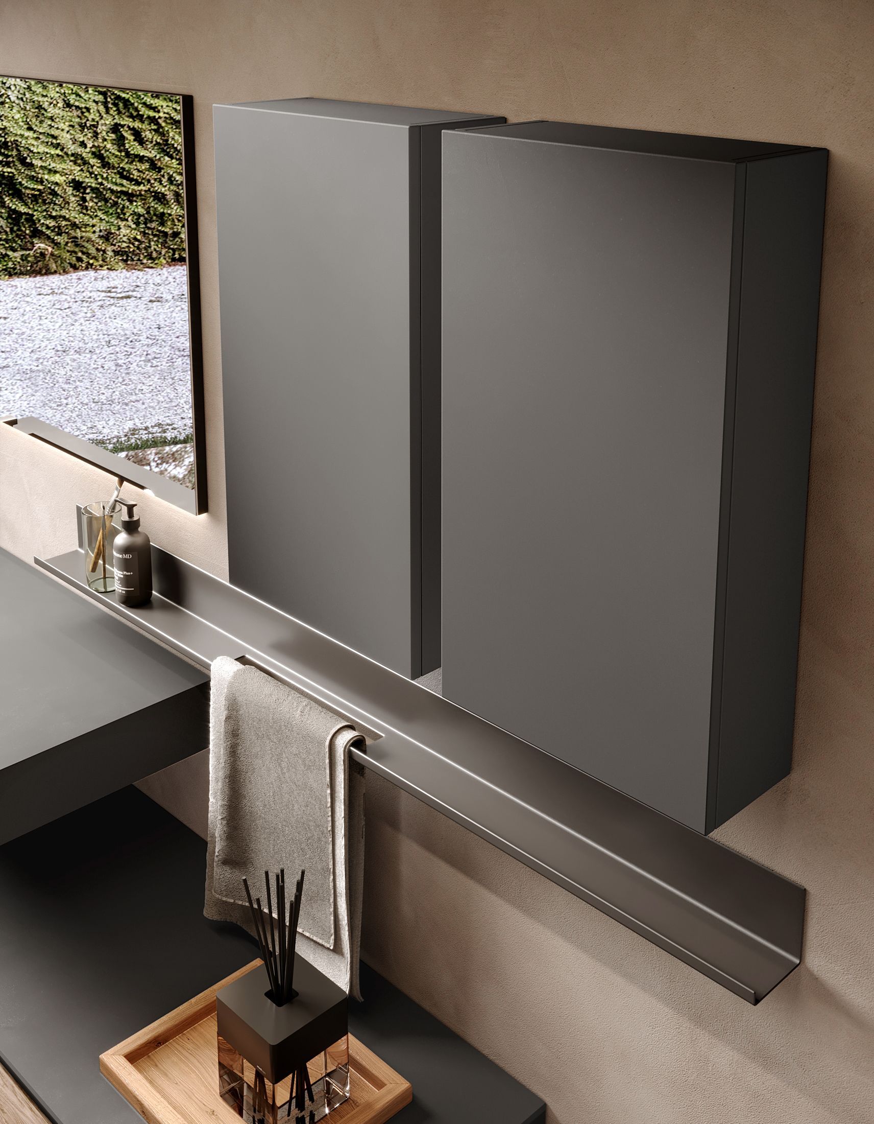 Mobile bagno moderno con specchio rotondo, lavabo sospeso e ripiani a giorno. Tonalità beige.