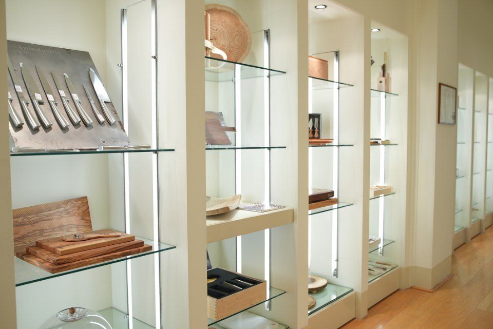 utensili e piatti di porcellana di qualità