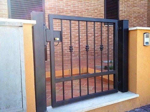 cancello colore marrone