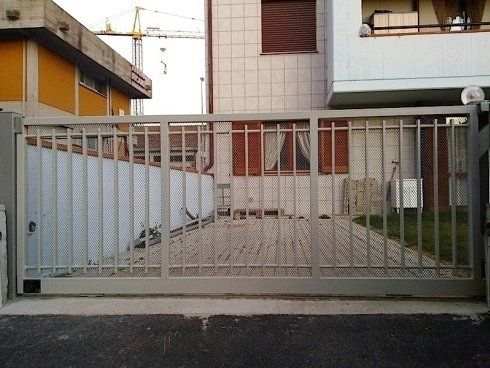 cancello colore nero