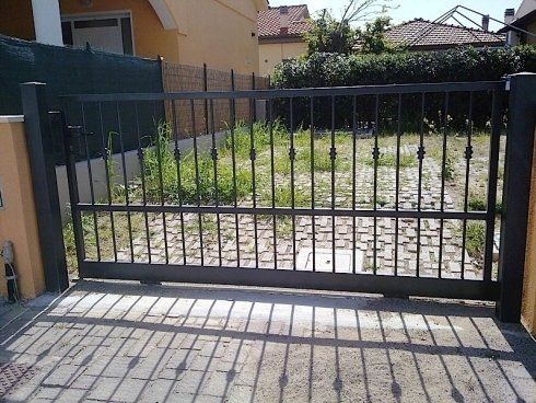 cancello colore grigio
