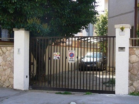 cancello colore rosso