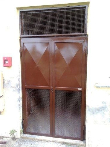 portone in ferro marrone