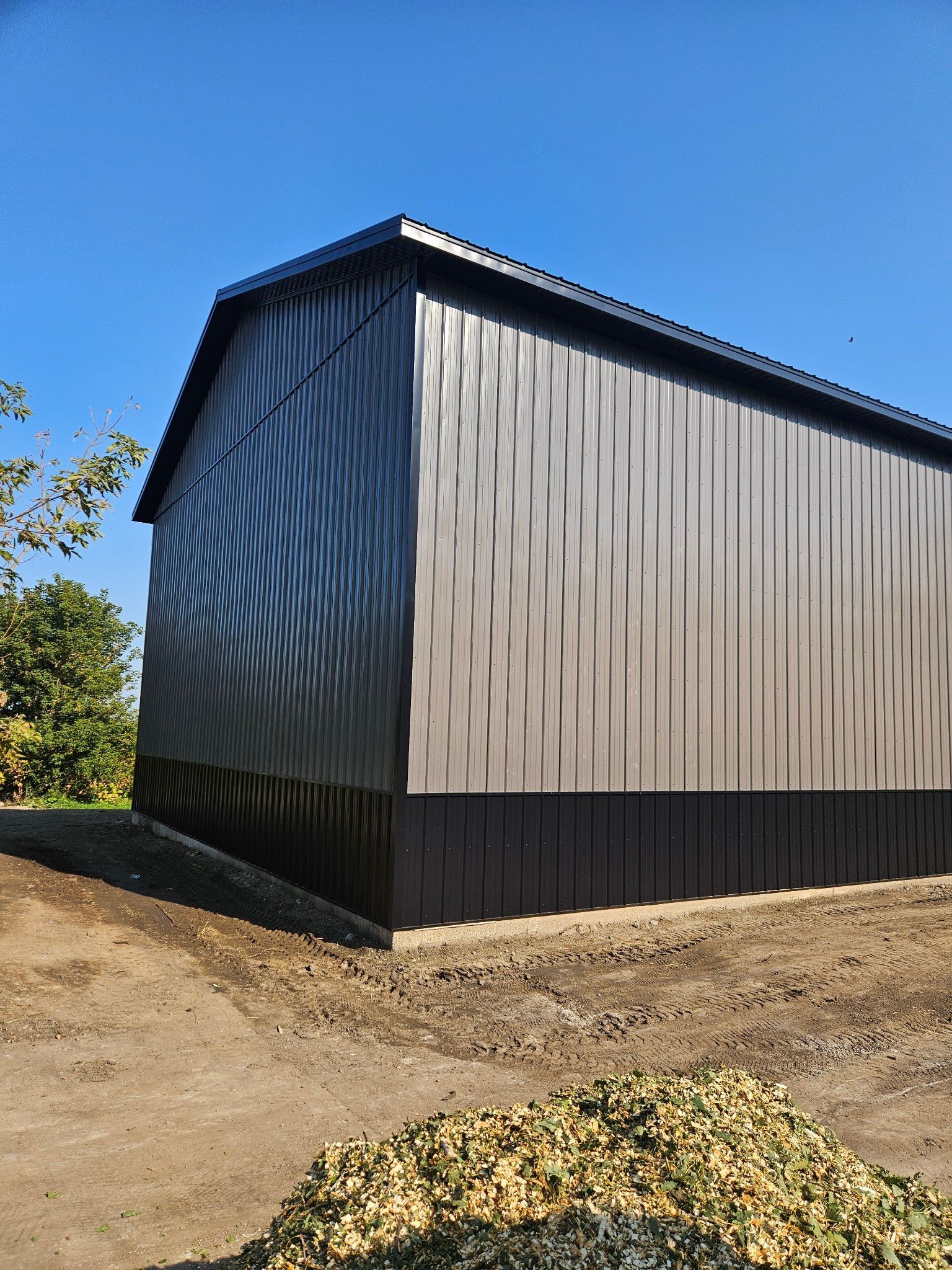Un homme travaille sur un toit avec une paire de pinces.