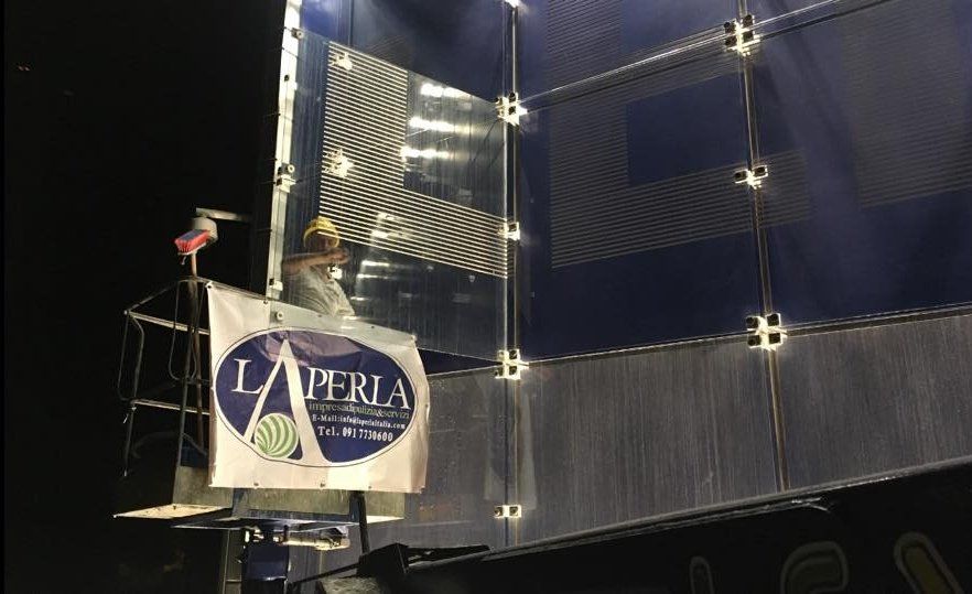 Un uomo è in piedi su una scala con un cartello che dice la perla