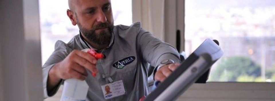 Un uomo sta pulendo una finestra con uno spruzzatore.