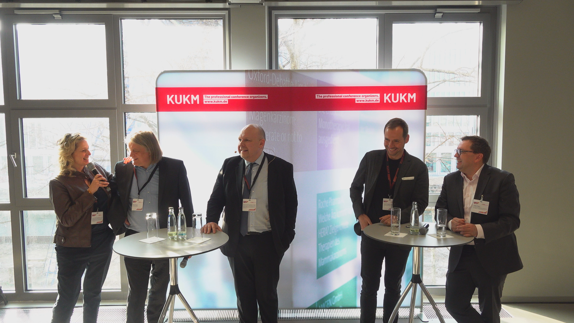 Podiumsdiskussion an Stehtischen während der KUKM aktuell Seminarreihe 2024