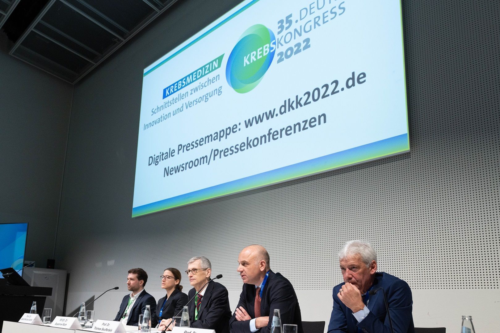 Podium der Presskonferenz der DKG zum Deutschen Krebskongress 2022
