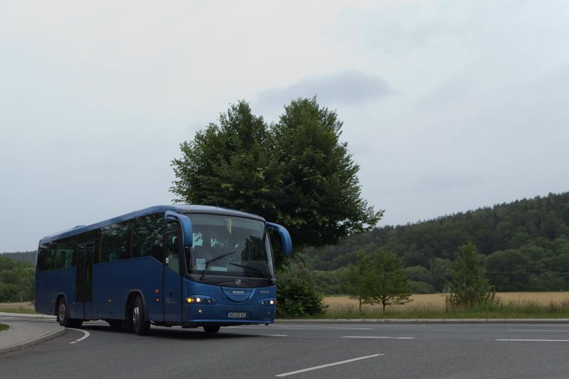 Blauer Bus (Bus-Shuttle) fährt Teilnehmer zum Veranstaltungsort des Theranostics World Congress 2011 in Bad Berka