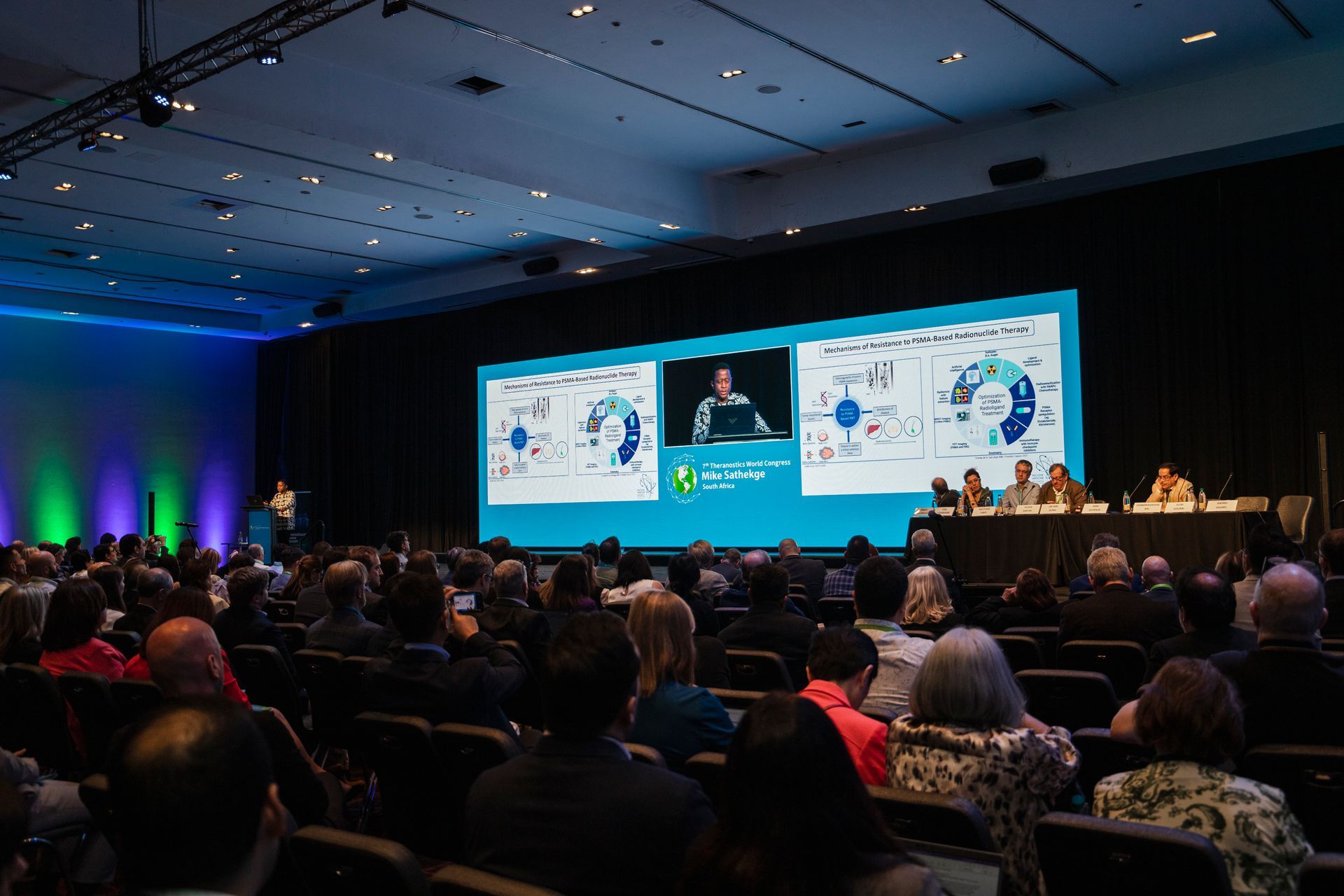 Vortragssaal mit Blick auf Bühne während eines Vortrags beim Theranostics World Congress 2024 in Santiago, Chile