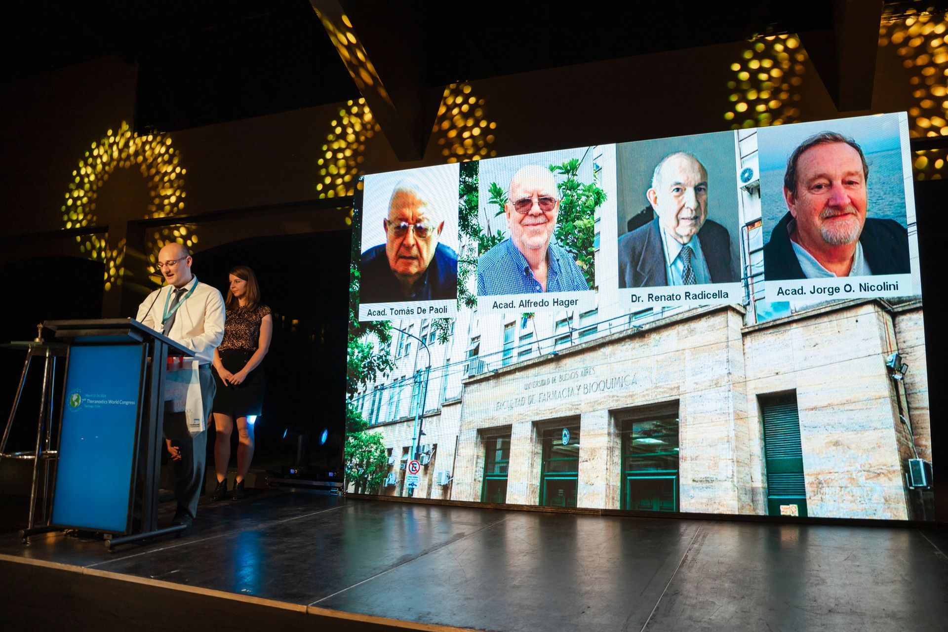 Bühne mit Rednerpult beim Social Evening des Theranostics World Congress 2024 in Santiago, Chile