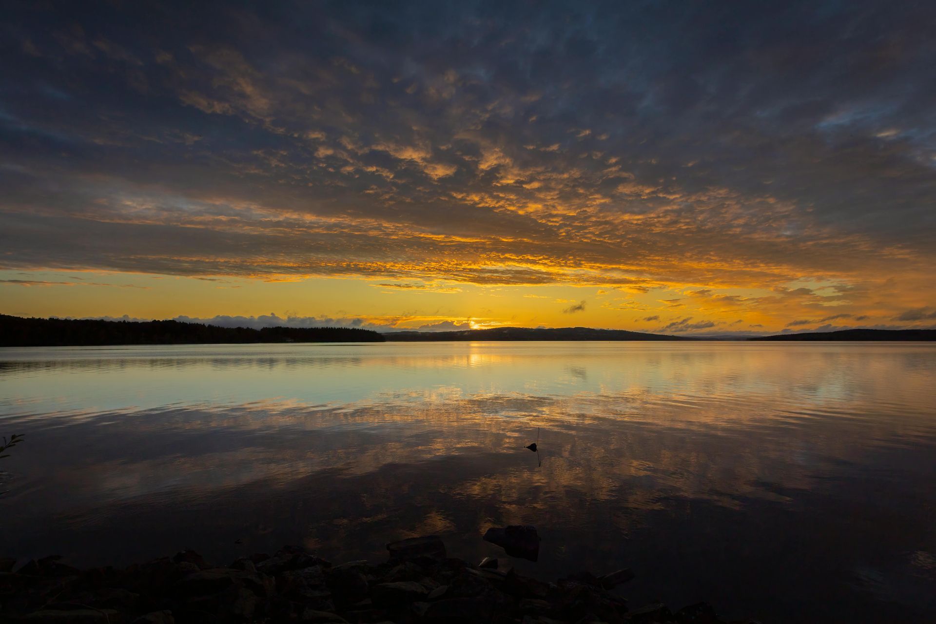 Malerischer Sonnenuntergang über Der Spiegelung Des Ludvika Sees
