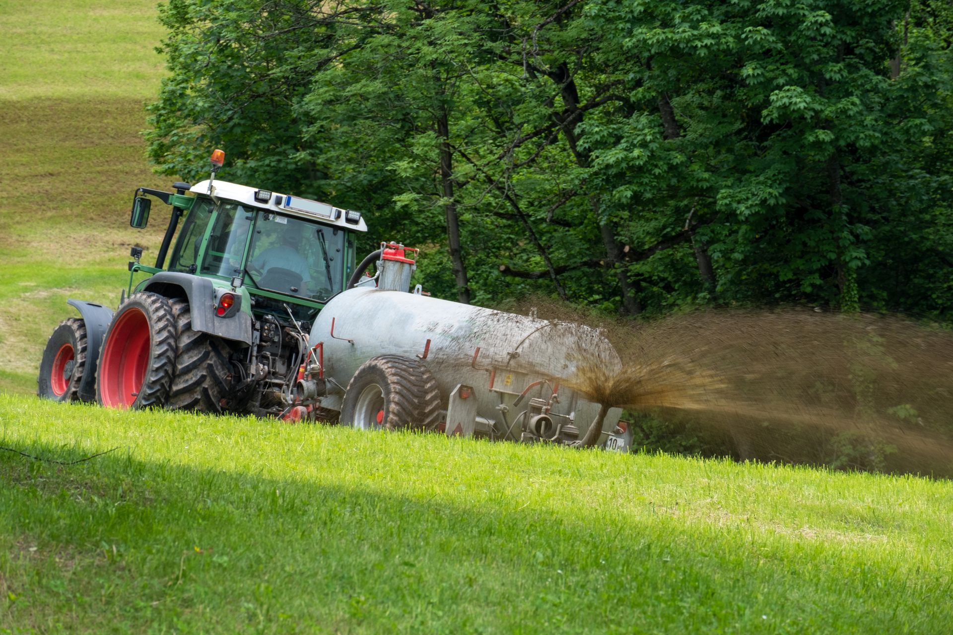 Traktor beim Düngen